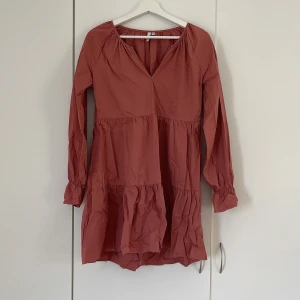 Klänning  - En rostig rosa klänning från Nelly. Aldrig använd i storlek 34.