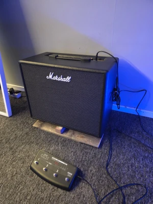 Marshall code 50 - gitarr förstärkare + pedal - Säljer nu min kära Marshall code 50 watt, inklusive fotpedal då jag letar efter något maffigare. Har haft den i ca 4 månader och använt hemma, men även på rep osv. Denna pärla har aldrig svikit mig och levererar alltid den önskade tonen man söker!  Denna förstärkare innehåller 99+ presets, men erbjuder även fullständig personlig justering med olika effekter och oändligt med olika kombinationer! Fungerar perfekt både för dig som är nybörjare och vill spela alla möjliga slags genrer, men även för 