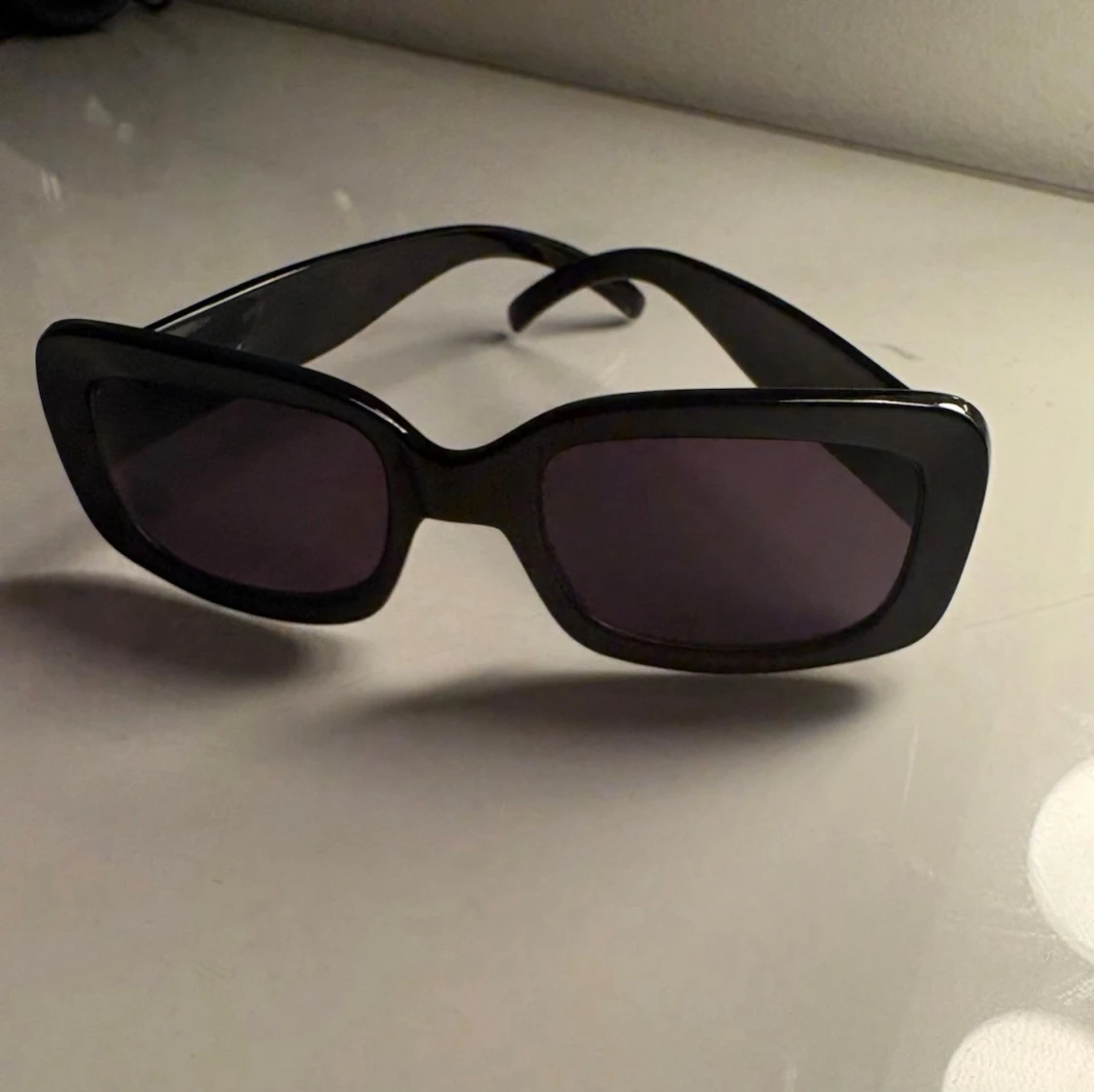 Svarta rektangulära solglasögon