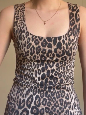 Zara topp - Snygg ärmlös topp från Zara med leopardmönster och rundad urringning. Toppen är figurnära och har ett mjukt, stretchigt tyg som gör den bekväm att bära. Skriv för fler frågor eller bilder!😊💗