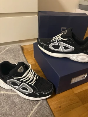 B30 CD - Dem är använda ett par gånger, dem är i bra skick, storleken är 45 men passar också 44, man får mig sig allting på sista bilden. Skriv för mer information.