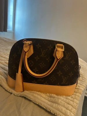 Väska  - Snygg väska aldrig använd 