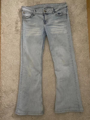 Ljusblå bootcut jeans Cheap Monday - Säljer ett par ljusblå bootcut jeans från Cheap Monday med slitningar framtill och klassisk femficksmodell. Jeansen har en snygg utsvängd passform och är tillverkade i mjuk denim. Perfekta för dig som gillar retrovibbar och vill ha en avslappnad look. 32/32💕