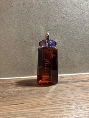 Mugler Alien Hypersense EDP 90ml - Alien parfym från Mugler i en unik lila och bärnstensfärgad glasflaska med silverdetaljer. Oanvänd 
