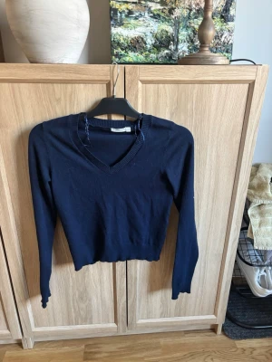 tunn stickad tröja - Mörkblå stickad tröja från Stradivarius med v-ringning. Använd 1 gång, storlek XS💞