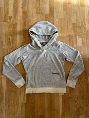 Diesel Hoodie Vintage Archive strl S - Vintage Diesel hoodie strl S i mycket bra skick, med väldigt unika knappar som låter en anpassa luvan! Längd: 62 cm Bredd: 48 cm