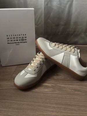 Maison Margielas - Allt medföljer.   Skickas snabbt!