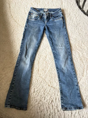 Blå bootcut jeans från LTB - Snygga blå bootcut jeans från LTB, modell Valerie. Väldigt lågmidjade, inte jätte vida men väldigt fina i passformen.