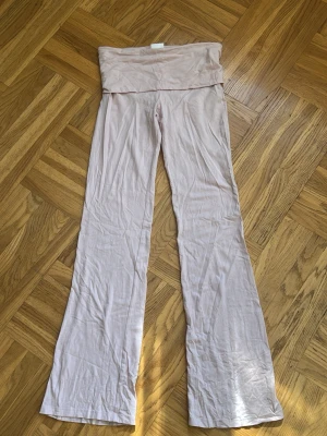 Ljusrosa yoga pants från Gina Tricot - Säljer ett par ljusrosa yoga pants med bred, vikbar midja och utsvängda ben💕💕Mjukt och stretchigt material som är skönt att bära💕I mycket bra skick💕💕Nypris är ca 230 kr, jag säljer dem för 100 kr💕💕Hör av er vid intresse💕💕