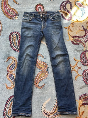 Blå jeans från Jacob Cohen - Väldigt snygga jeans i storlek 30. Dessvärre är de spruckna i skrevet, därav priset, men det går att lämna in hos en skräddare för en billig peng. 