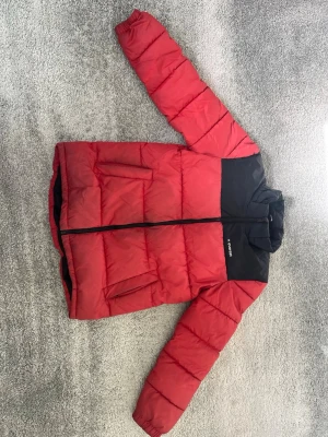 Vinterjacka - Perfekt vinterjacka. Orange och svart. Jättevarm, skön och lätt. 