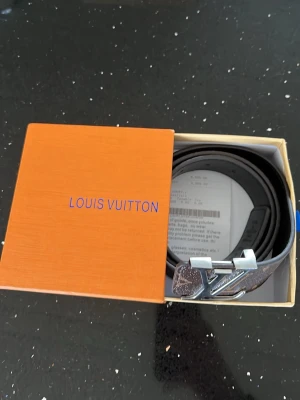 Hm bälte  - Snyggt svart bälte från hm med klassiskt hm spänne i silverfärg. Bältet har en stilren design och är tillverkat i skinn med diskret mönster. Perfekt accessoar för att lyfta din outfit.