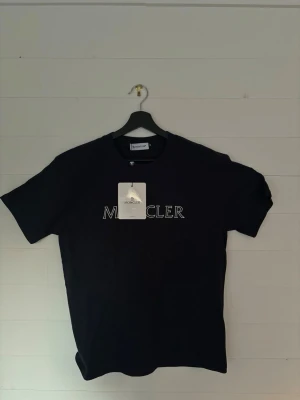 Svart Moncler t-shirt med logga - Moncler T-shirt i svart