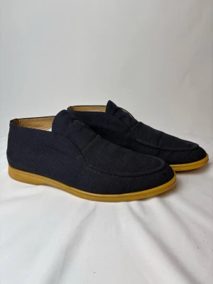 Loro Piana Openwalk - Säljer dessa sjukt snygga Loro Piana openwalk i tyg! Dom är i fint skick en liten defekt där fram syns knappt, sulorna har mycket kvar att ge! Perfekta skor till våren!
