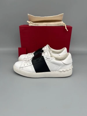 Valentino Open Skor Vit & Svart - • The shoes have been gently used and are in very good condition  • Size: 41 (fits 41.5–42)  • Color: Black  • Retail price: 7280 SEK / 590€  • Box, dustbag & valentino card included