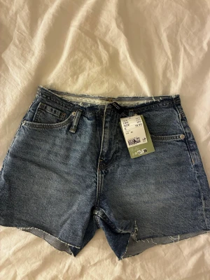 Jeansshorts utan midja - Shortsen är i nyskick, aldrig använda och har ej ett midjeband. Supersnygga men har inte kommit till användning. Lapp finns lvar