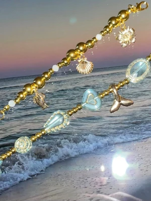 Guld armband - Säljer handgjorda armband! De är gjorda med ett elastiskt snöre så de kan vara töjbara men töj inte ut det!!! Då går det sönder istället, använd spännet. (Sista bilden) 🥰