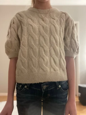 Gina tricot  - Stickad mönstrad T-shirt  beige från Gina tricot. Använd 2 gånger. Mycket bra skick, tvättas såklart innan postningen!💓