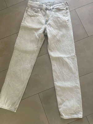 Straight relaxed fit jeans H&M - Säljer ett par ljusblå jeans med rak passform och klassisk femficksdesign. Jeansen har bälteshällor och är tillverkade i denim. Perfekta för en avslappnad och stilren look. Relaxed straight fit från H&M 
