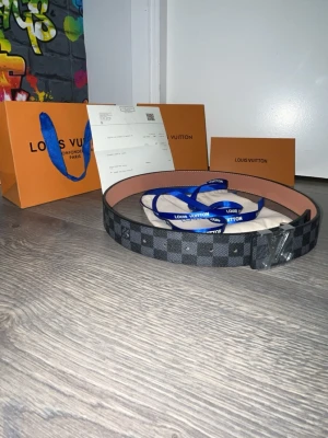 L V BÄLTE - Tjena, säljer ett bälte som är oanvänd skriv gärna för intresse.