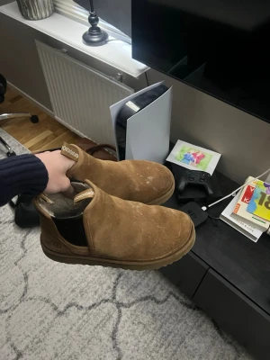 Uggs  - UGG numbel storlek 43 bra skick men en liten tvätt blir de som nya. Priset är ändast 399 även fast man kan tvätta de så blir de som nya. Frågor eller bilder är de bara att fråga😍😍😍😍🥶🥶🥶🥶🥶