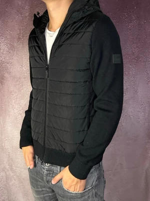 J.lindeberg cardigan - Mycket fint skick | Size S (modellen är 188 cm 75 kg) | fraktar spårbart inom 24 timmar | för att köpa klicka ”köp nu” | vid frågor eller funderingar skriv ett meddelande | följare får bättre rabatter🙌