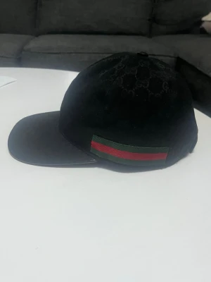 GG keps  - Svart  keps storlek M använd 1-2 gånger. Kepsen kommer i väldigt fin skick och har ej någon skada eller annat problem.