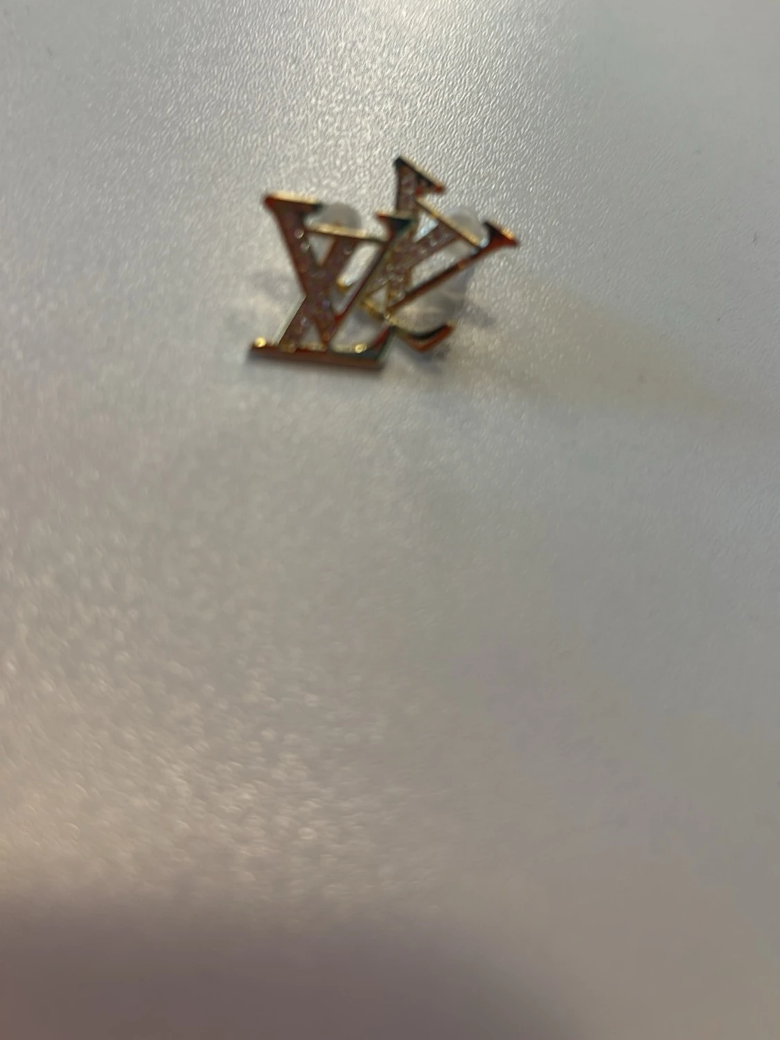 Guldörhänge med stenar