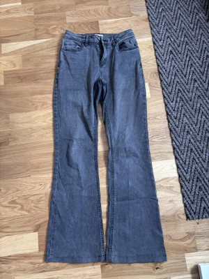 Grå bootcut jeans  - Snygga grå jeans från Lindex med bootcut, storlek 170! Midwaist, inte använda mycket. Uppsydda så passar mig som är 163 ungefär!
