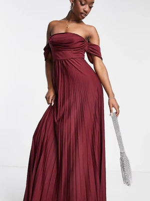 Vinröd maxiklänning  - Vacker vinröd långklänning med plisserad kjol och offshoulder-design. Tillverkad i ett glansigt material som faller snyggt och passar perfekt till bal eller bröllop. Aldrig använd!