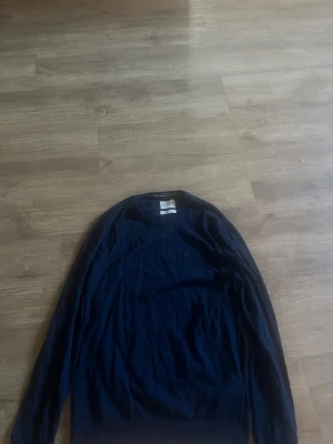Mörkblå merinoulltröja från GANT - 💙 Mörkblå sweatshirt från GANT 💙  Säljer en riktigt snygg och stilren sweatshirt från GANT i storlek S. Materialet är extra fin merinoull vilket gör den både mjuk och skön att ha på sig 👌  Använd ett fåtal gånger, så den är i väldigt fint skick – typ som ny ✨  Perfekt till både vardag och lite mer uppklätt!  📏 Storlek: S 🎨 Färg: Mörkblå 🧵 Material: Merinoull  💬 Hör av dig vid minsta fundering! 💸 Priset kan absolut diskuteras vid en snabb affär