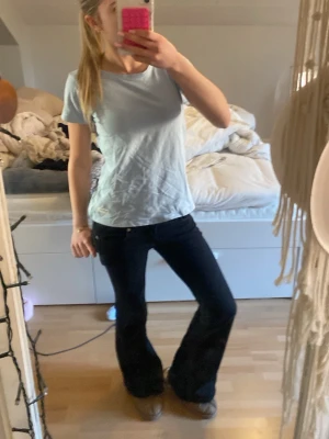 Ljusblå basic t-shirt - En enkel ljusblå t-shirt med rund hals och korta ärmar. Modellen är rak och sitter avslappnat på kroppen. Perfekt att matcha med jeans eller shorts för en clean look. Använd några gånger men är fortfarande i fint skick. Storlek 150 men passar mig som är ca 160 och bär XS