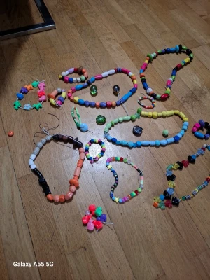 Färgglada pärlarmband i mixade stilar - Säljer flera handgjorda armband med färgglada plastpärlor i olika former och storlekar. Armbanden har blandade färger som blått, rosa, gult, grönt och svart. Perfekta för dig som gillar unika accessoarer med lekfull känsla.