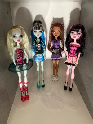 Monster high dockor 4st - säljer alla 4 tsm endast. Allt i bilden ingår även en extra ställ. dockorna har olika skick men är väldigt fina alla. Har tvättat de och boil tvättat håret och lagt mycket tid. dockorna saknar vissa delar som man brukar få när man köper de. kontakta mig för flera bilder då dockorna kan ha vissa defekter.