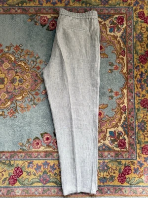 Brunello Cucinelli linnebyxor  - Storlek IT50, 10/10 condition - som nya. Nypris €1400/15000kr. Perfekt nu inför sommaren! Galge ingår