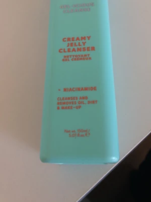 Gel-icious Creamy Jelly Cleanser - Fräsch ansiktsrengöring i geléform från Yes Studio. Tuben är turkos och innehåller 150 ml. Produkten innehåller niacinamid och tar effektivt bort olja, smuts och makeup. Perfekt för dig som vill ha en mjuk och återfuktad hud.