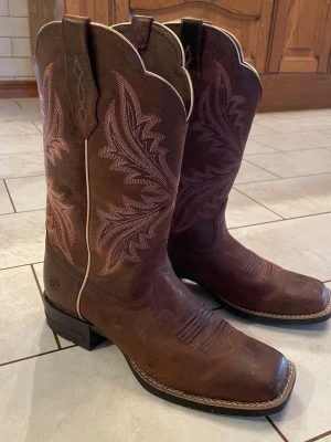 Ariat boots - Western boots från Ariat, använd ett fåtal gånger i stallet men inga defekter vad jag kan se! Såg nu att dessa inte går att köpa på internet/butik längre!🥰 Står strl 39, men passar mig som har 40/41! Kontakta mig innan köp!