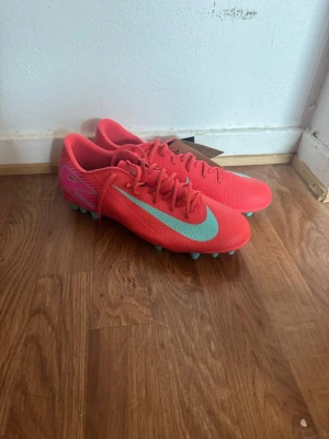 Nike vapor air zoom 16 - Helt nya nike fotbollsskor storlek 45. Helt oanvända äkta nike skor. Obs utan box.