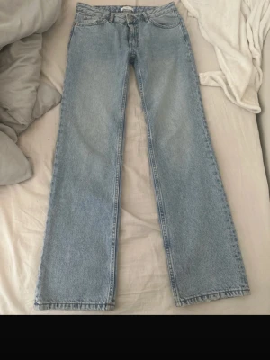 Ljusblå raka jeans från Weekday - Säljer ett par ljusblå jeans från fine tricot , köpt men inte använda alls eftersom köpte fel storlek och kunde inte lämna tillbaka pågrund av att jag har tagit av lappen
