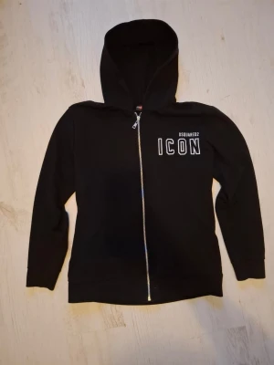 Dsquared2 zip hoodie - Dsquared2 zip hoodie i storlek L, använd fåtal gånger, pris går att diskutera