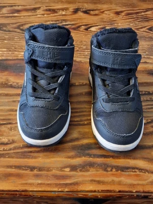 Fodrade sneakers - Lite skav vid tårna på högerfoten men inga andra skavanker vad jag har kunnat se. Stl 25