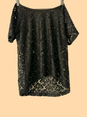 Svart spetsblus med kort ärm - Snygg spetstopp! 