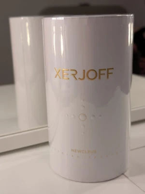 Xerjoff Newcleus parfym 50ml - Xerjoff Newcleus Exklusiv och unik parfym Elegant och modern doft med mjuka, fräscha och krämiga noter passar perfekt på events, sommar, Kväll. För dig som vill ha unik doft väldigt speciell och o känd typ av parfym. Mycket hög kvalitet. Nypris: 2800 kr Säljer för: 1500 kr Ställ dina fråga utan tveka. Priset går att diskutera.