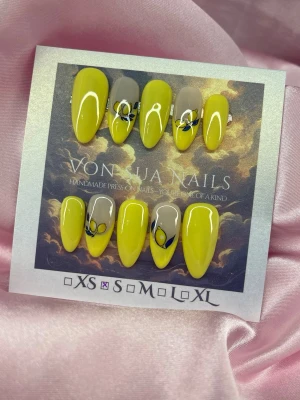 Lemon 🍋 (S);Medium Almond - Snygga handgjorda press-on naglar i en gul färg med accentnaglar i nude och french, med  gula citroner 🍋. Naglarna har en medium längd, mandelformad design och är perfekta för dig som vill sticka ut med en unik look.S: 15 mm, 11,5 mm, 12 mm, 11 mm, 9 mm 
