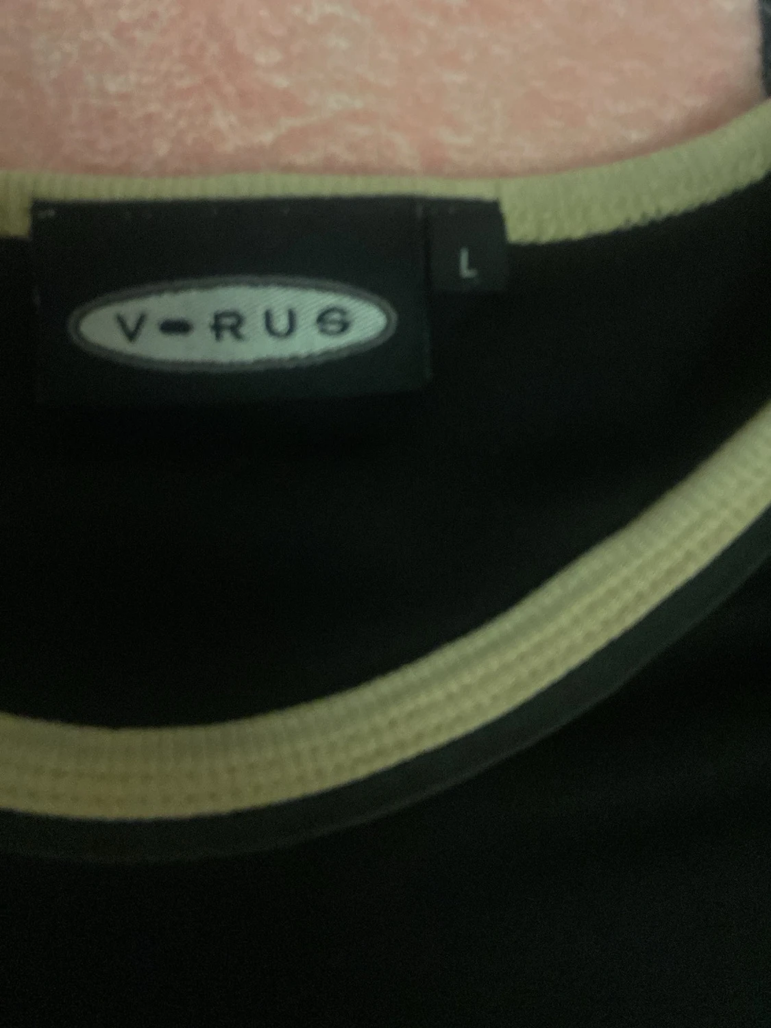 Svart t-shirt med beige detaljer V-RUS - 1