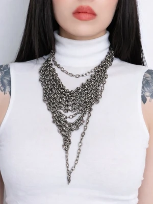 iiimiii edition Chunky kedjehalsband  - Säljer ett statement halsband från DARKLANDS i flera lager av grova silverfärgade kedjor. Halsbandet har en edgy och industriell känsla med olika längder på kedjorna som ger en cool layering-effekt. Perfekt för dig som gillar att sticka ut och vill ha en unik accessoar.