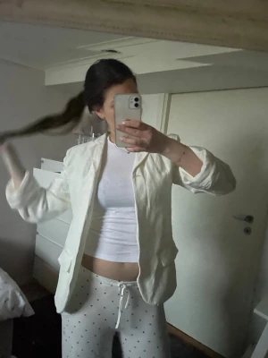 Vit kavaj - Använd litegrann men bra skick💕💕 Kontakta mig för fler bilder🤗🤗passar S/M