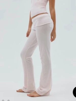 Ljusrosa mjuka loungewear-byxor - Supersköna ljusrosa loungewear-byxor med utsvängda ben och bred linning. Tillverkade i ett mjukt och stretchigt material som passar perfekt för chill dagar hemma. Enkel och stilren design utan synliga loggor eller detaljer. Passar som xs/s