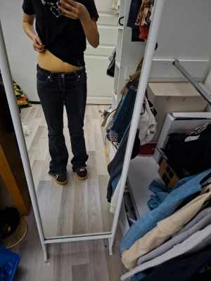 Svarta bootcut jeans med kontrastsömmar - Säljer ett par jätte fina svarta bootcut jeans med vita kontrastsömmar och låg midja från Gina Tricot. Jeansen har klassiska fem fickor och snygga detaljer på bakfickorna. Använda endast nån gång. Ny pris 400kr