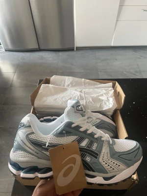 Asics gel keyano 14 white fjord grey - Asics gel keyano 14 white fjord grey, perfekta nu till sommaren, finns i storlekarna 41-44, slutsålda överallt 